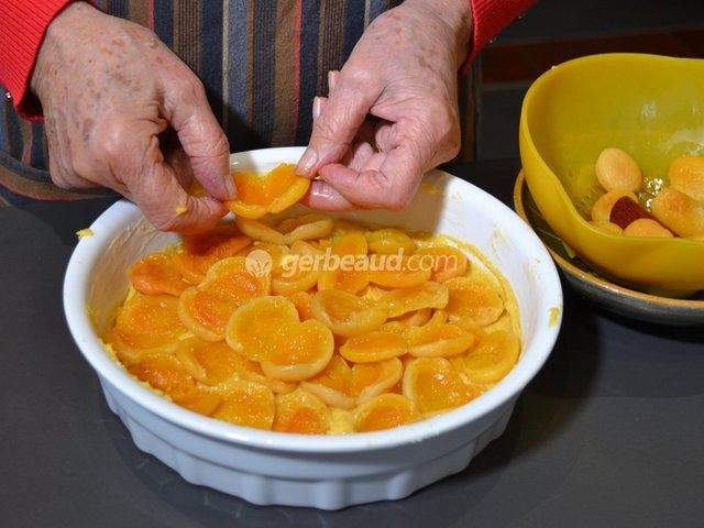 Disposition de la première couche d'abricots