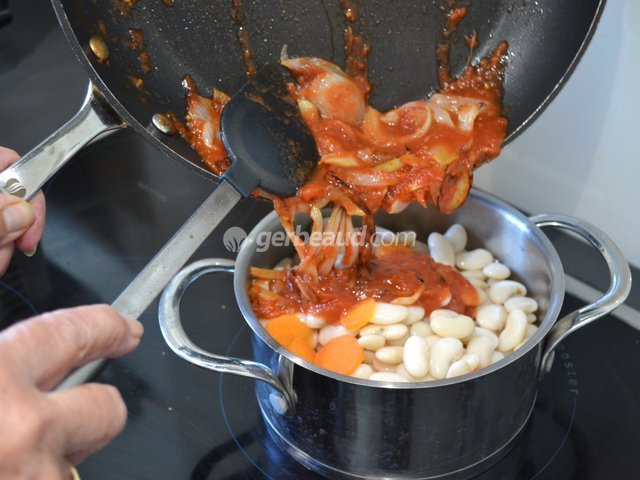 Incorporation des oignons à la tomate