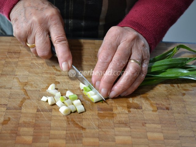 Découpe des aillets (ail vert)
