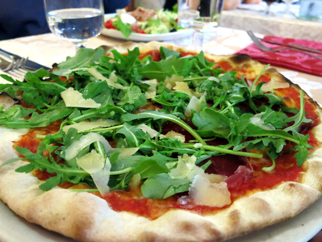 Pizza agrémentée de roquette