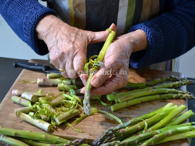 On pèle les asperges vertes