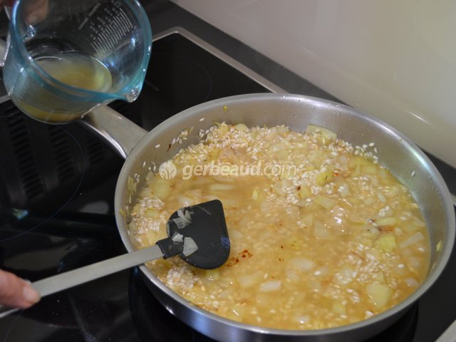 Mélanger avec le bouillon de poule