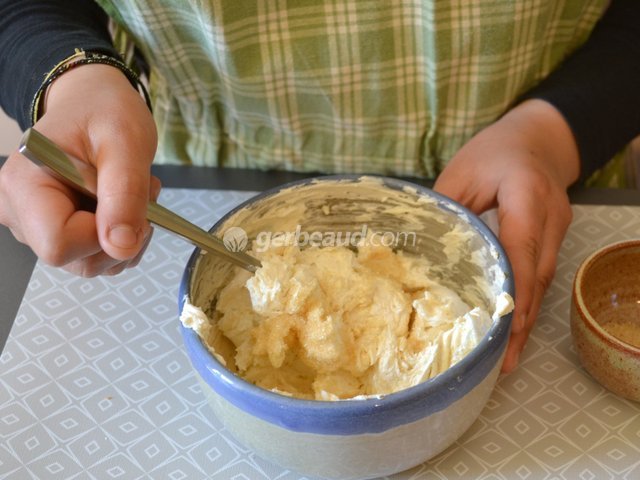 Mélanger mascarpone et sucre