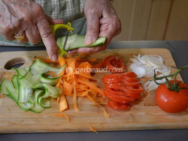 Découpe des lanières de légumes frais