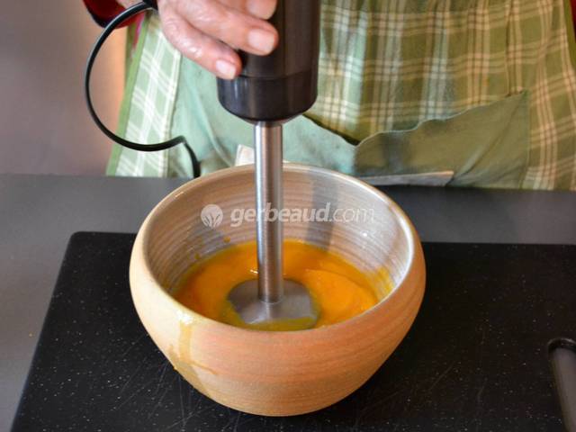 Passage de la mangue au mixer