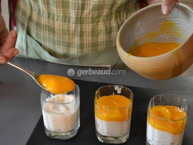 Ajout du coulis sur le riz crémeux