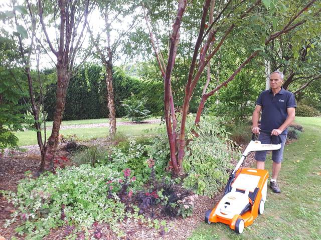 Jean-Jacques et sa tondeuse STIHL RMA 339 C