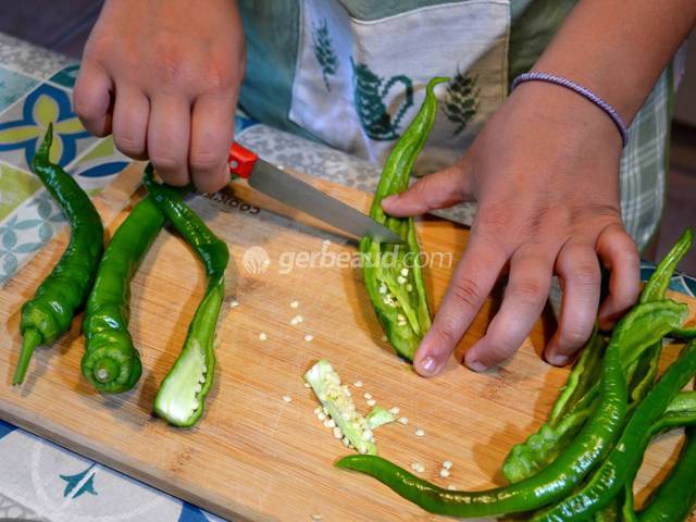 Epépinage des piments