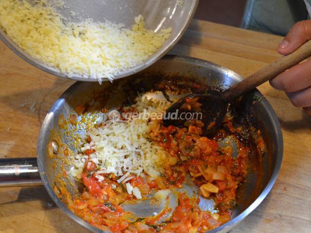 Ajout du fromage de brebis râpé