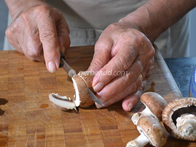 Découpe des champignons en lamelles