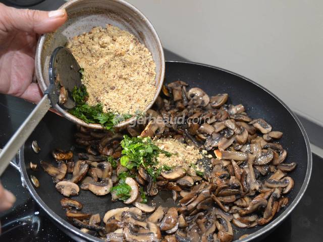 Ajout du mélange aux amandes