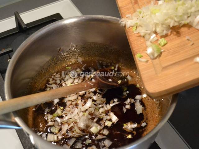 Ajout de l'oignon à la préparation