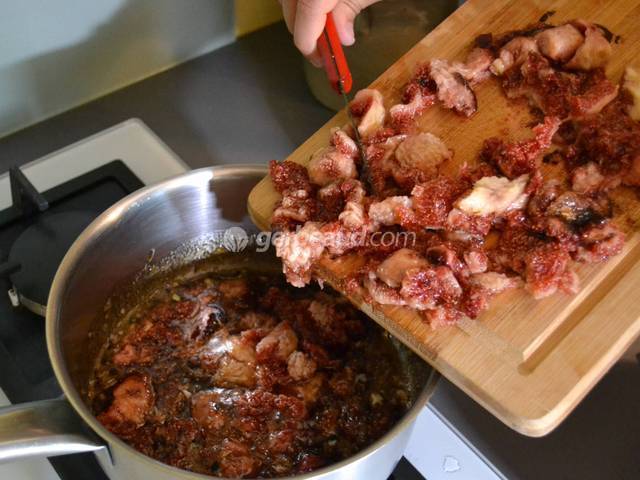 Ajout des figues dans la casserole