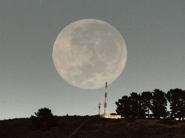 Lune au sommet d'une colline