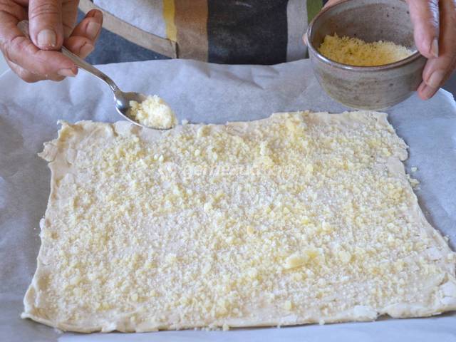 Garniture de la pâte avec le fromage