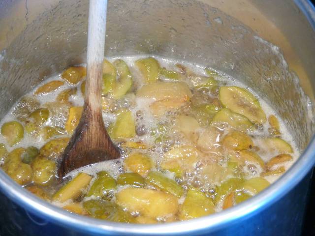 Cuisson des pommes et feijoas dans le sucre