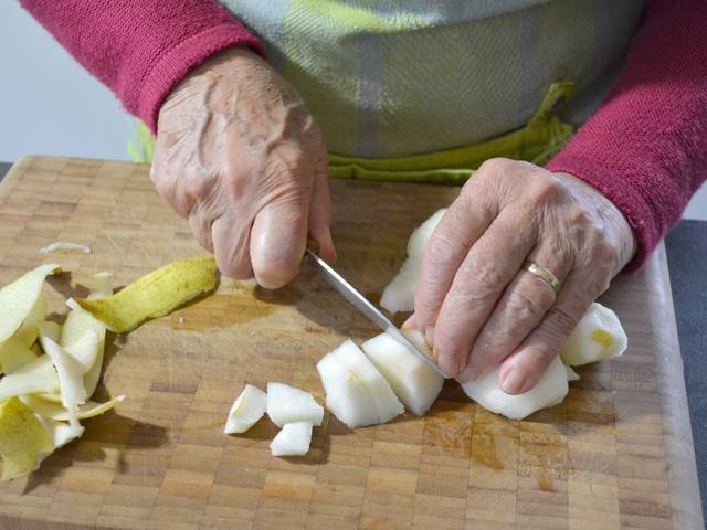 Découpe des morceaux de poire
