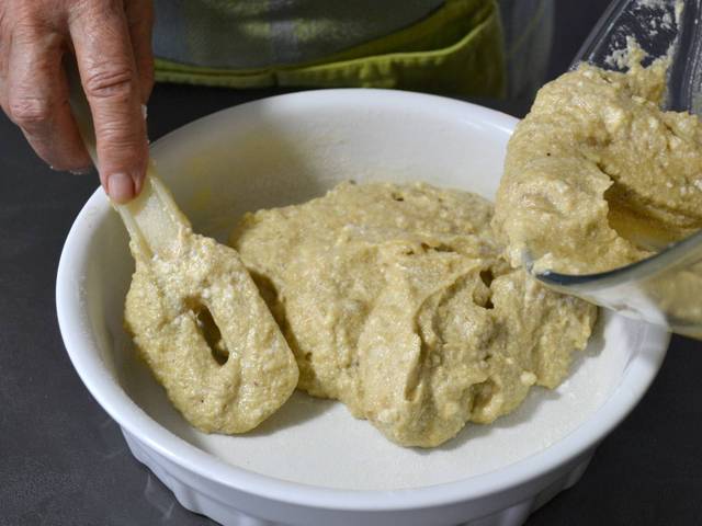 Pâte versée dans le moule à gâteau