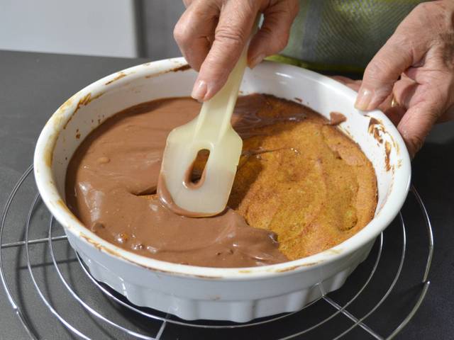 Glaçage du gâteau avec le chocolat