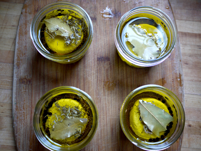 Fromages de chèvre marinés à l'huile d'olive