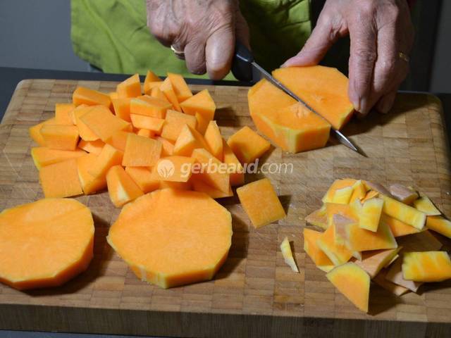 Découpe de la courge en morceaux