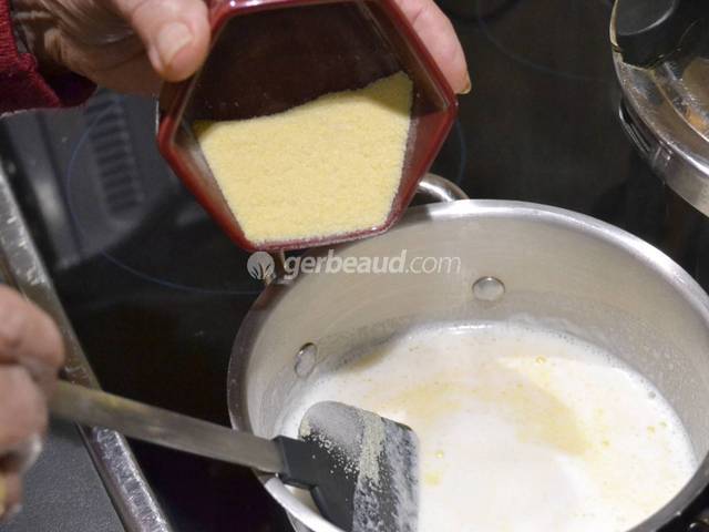 Mélange semoule et lait