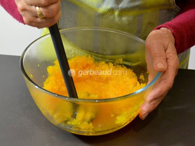 Ecrasement de la courge en purée