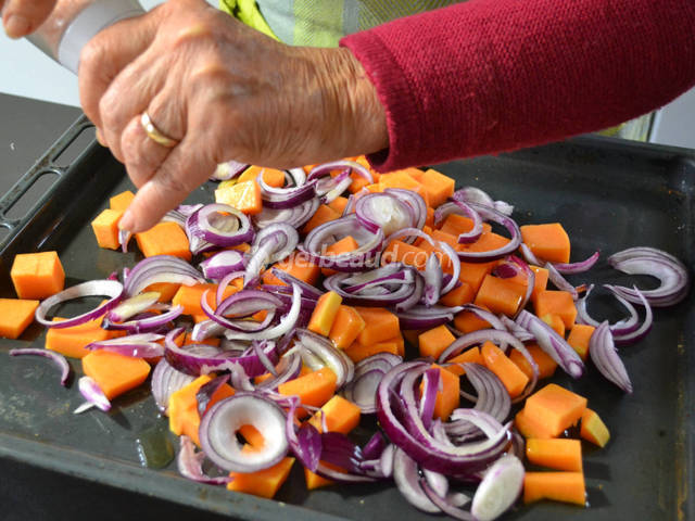Courge et oignon émincés sur le plat à four