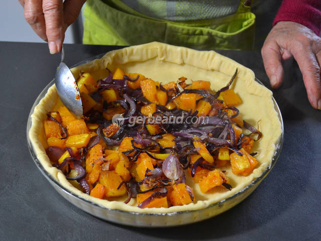 Garniture de la tarte avec les légumes rôtis