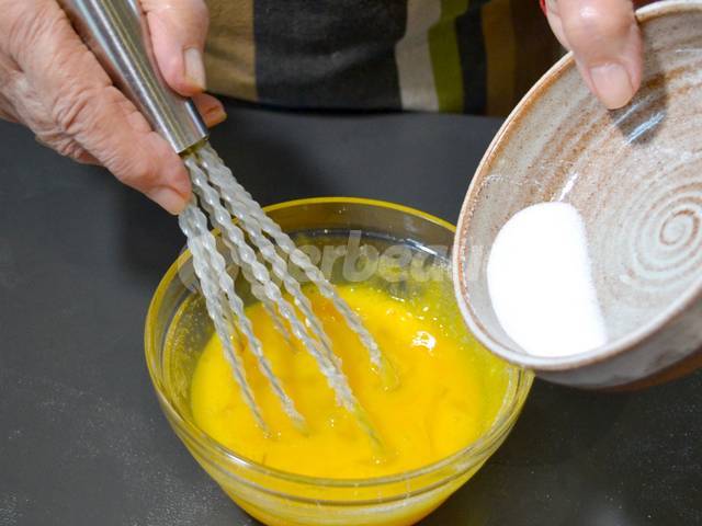 Ajout du sucre à la préparation