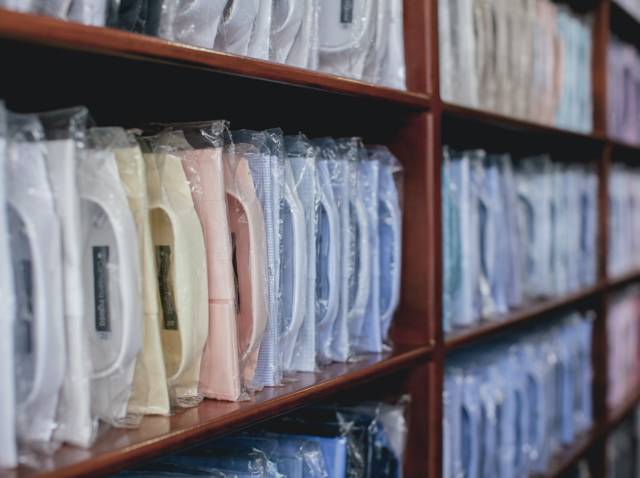 Chemises vendues avec sur-emballage plastique