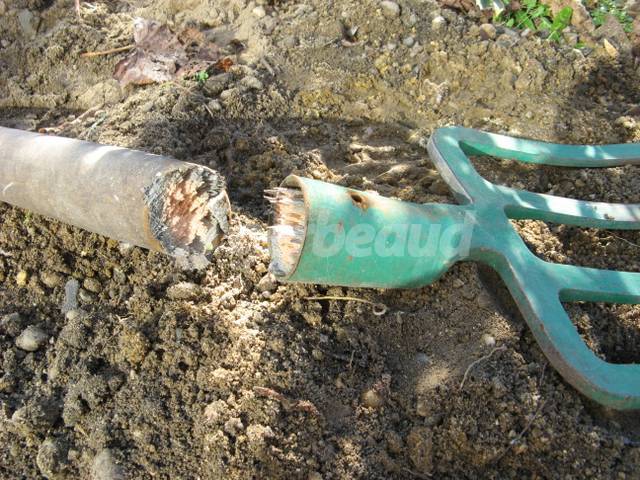Fourche bêche - manche cassé
