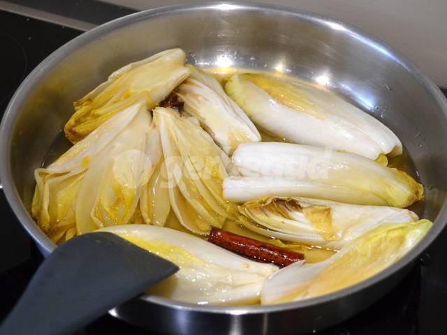 Mijotage des endives avec le sucre et les épices