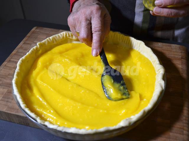 Etalement du lemon curd sur le fond de tarte