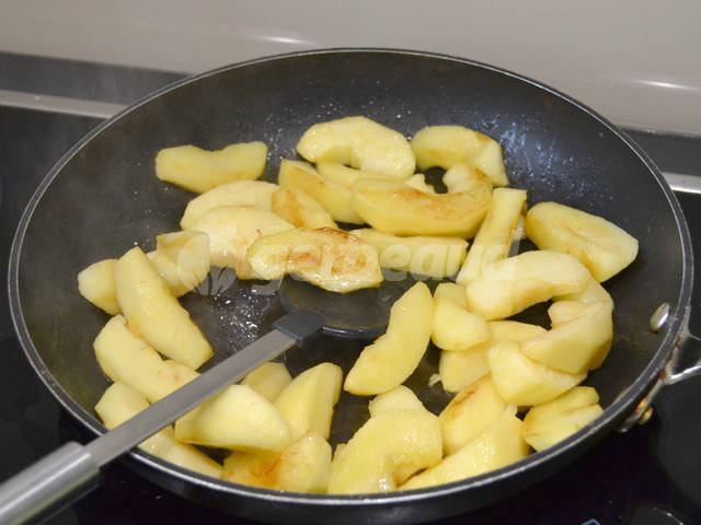 Cuisson des morceaux de pommes