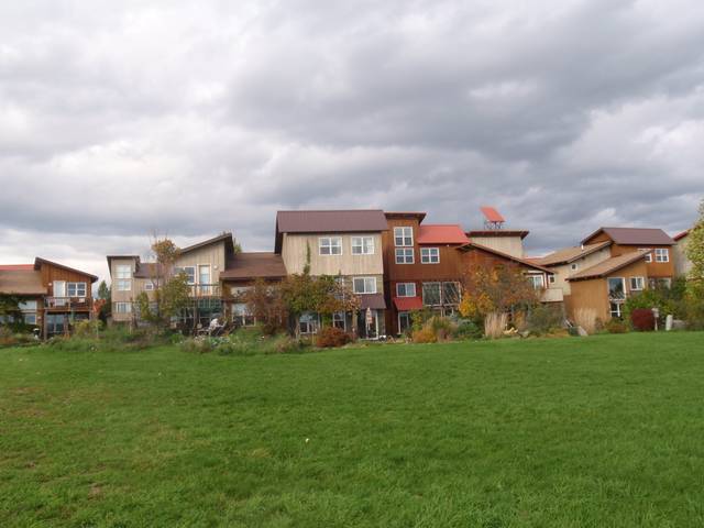 Un écovillage : absence de clôtures