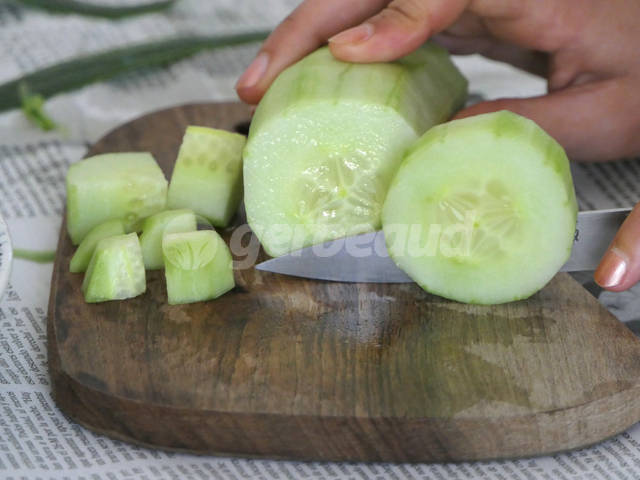 Découpe des dés de concombre