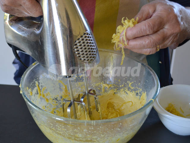 Incorporation des zestes à la préparation