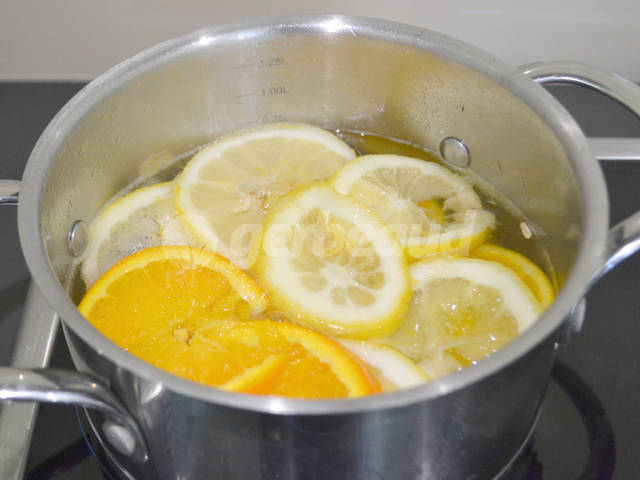 Lamelles de citrons et d'oranges en train de confire