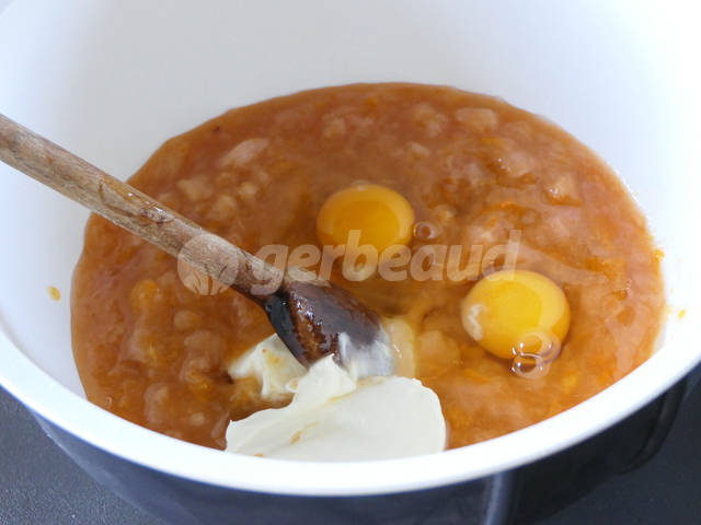 Incorporation des oeufs et de la crème fraîche