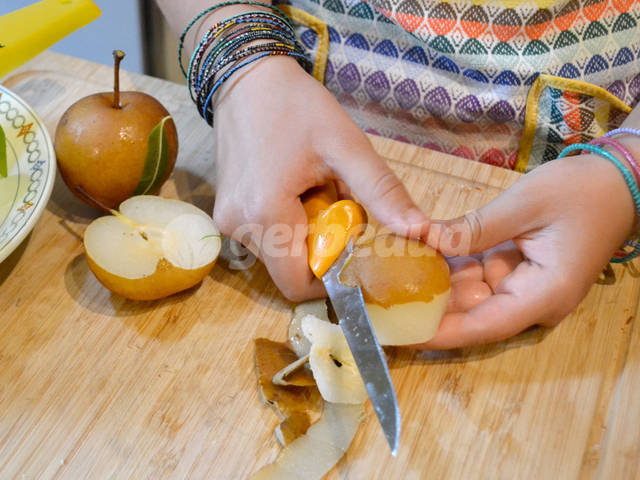 On découpe et on pèle les nashis