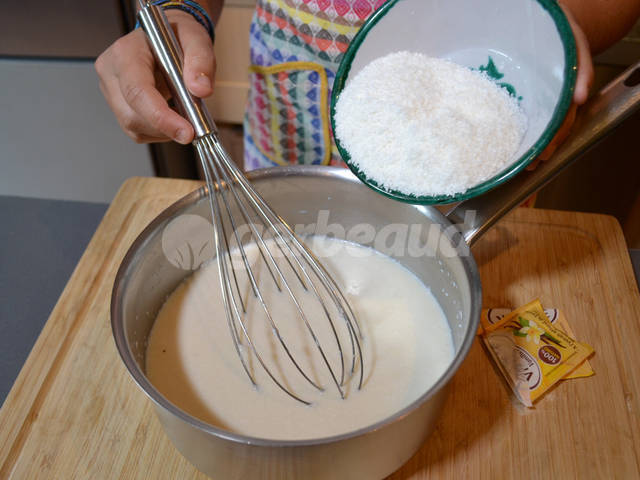 Incorporation de la noix de coco en poudre dans le lait