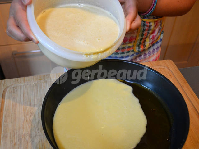 On verse la préparation dans le moule caramélisé