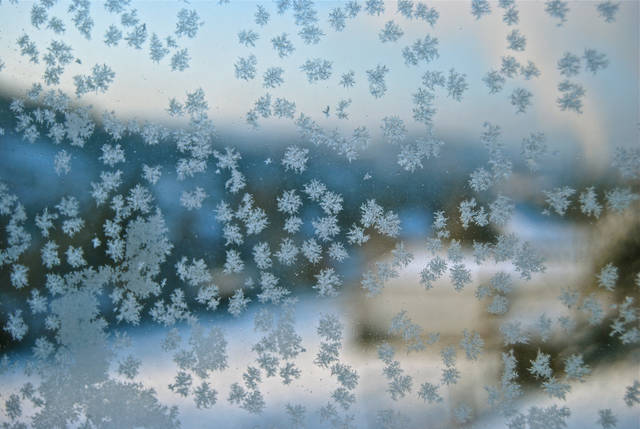 Flocons de neige sur une vitre