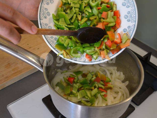 Cuisson des oignons et des poivrons