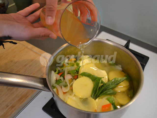Ajout du bouillon de poule