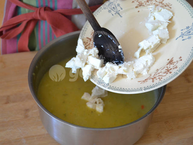 Ajout du fromage de chèvre en dés