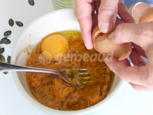 Incorporation des oeufs dans la patate écrasée