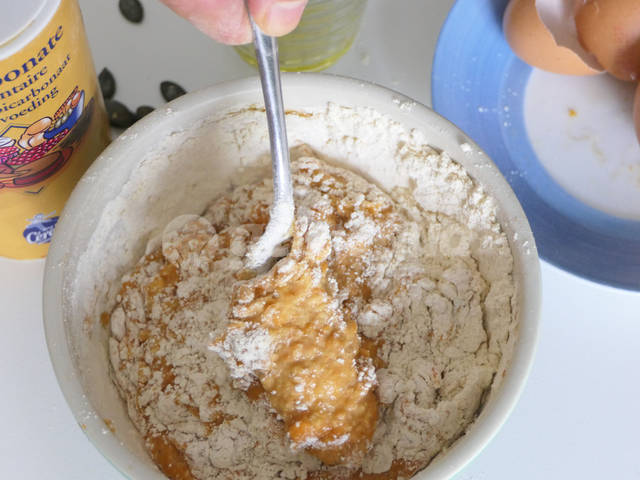 Incorporation de la farine dans la pâte