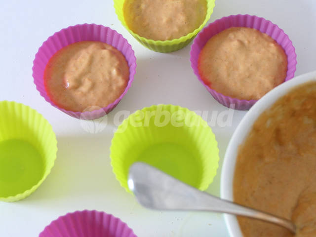 Garniture des moules à muffins en silicone